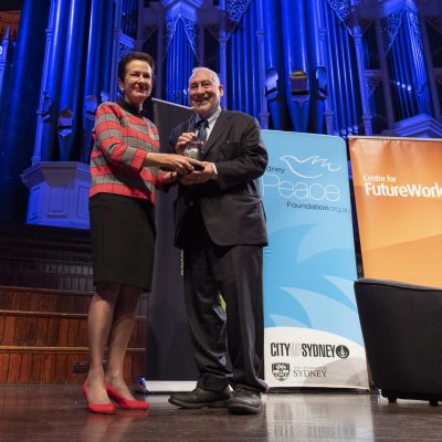 Clover Moore awards Joseph Stiglitz the Sydney Peace Prize in 2017
